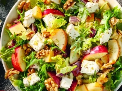 Insalatona Estiva con Mele, Noci e Mozzarella