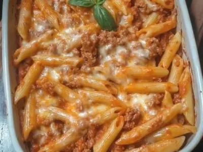 Pennette con salsiccia, besciamella e mozzarella al forno