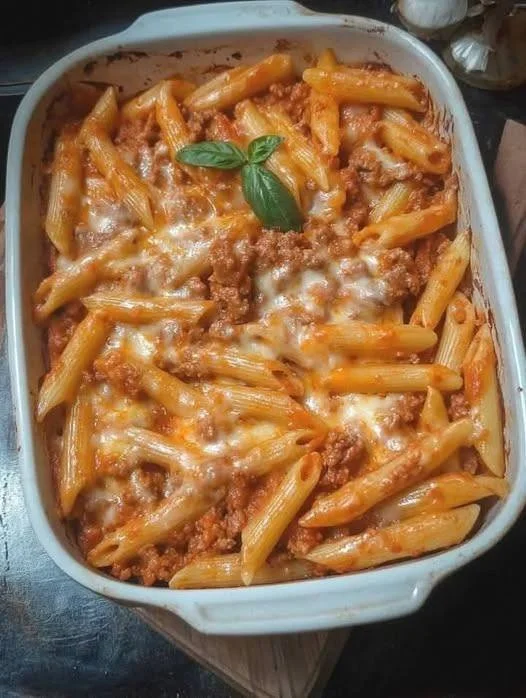 Pennette con salsiccia, besciamella e mozzarella al forno