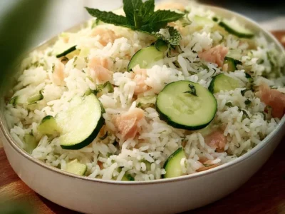Riso freddo con zucchine crude e salmone