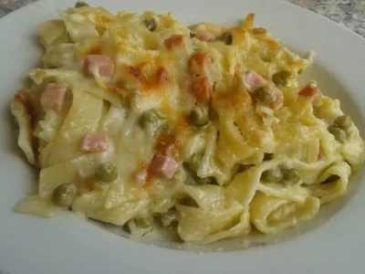 Tagliatelle besciamella, mozzarella, prosciutto e piselli