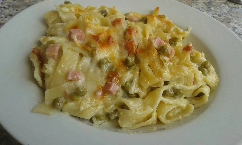Tagliatelle besciamella, mozzarella, prosciutto e piselli