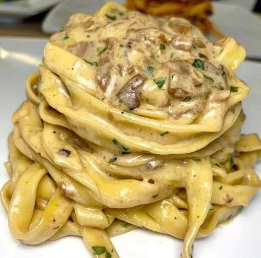Tagliatelle con Crema di Parmigiano e Funghi Porcini
