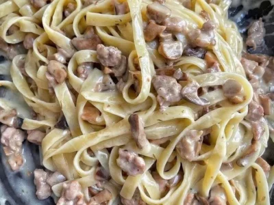 Tagliatelle con funghi e salsiccia