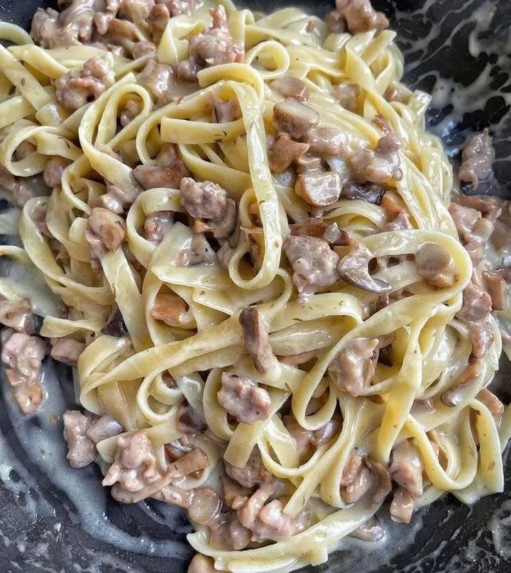 Tagliatelle con funghi e salsiccia