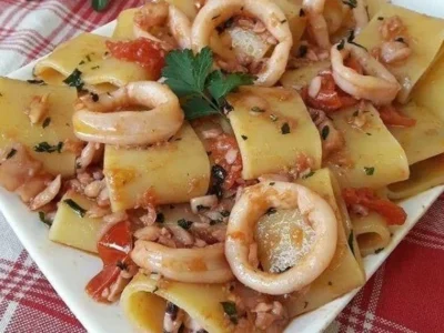 Calamarata con Sugo di Calamari e Pomodorini