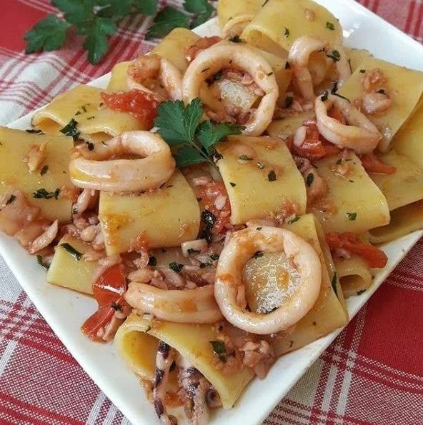 Calamarata con Sugo di Calamari e Pomodorini