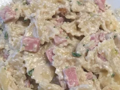 Farfalle con zucchine, prosciutto cotto, Philadelphia e noci