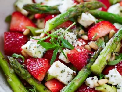 Insalata di asparagi e fragole con feta e pinoli