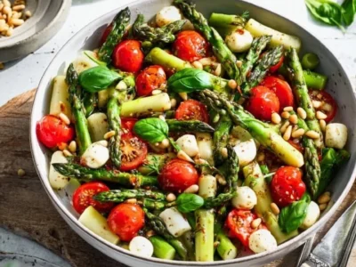 Insalata di Asparagi Verdi con Pomodori e Mozzarella