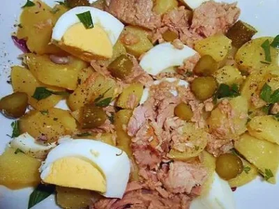 Insalata di patate con tonno e uova