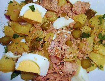 Insalata di patate con tonno e uova