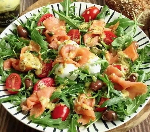 Insalata di salmone affumicato e rucola