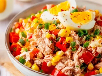 Insalata di Tonno con Uova, Mais e Peperoni