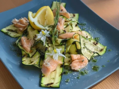 Insalata di zucchine e salmone.