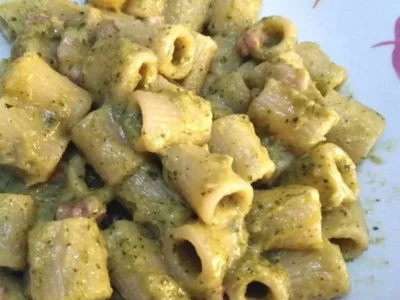 Mezze maniche con crema di zucchine, pancetta e Philadelphia