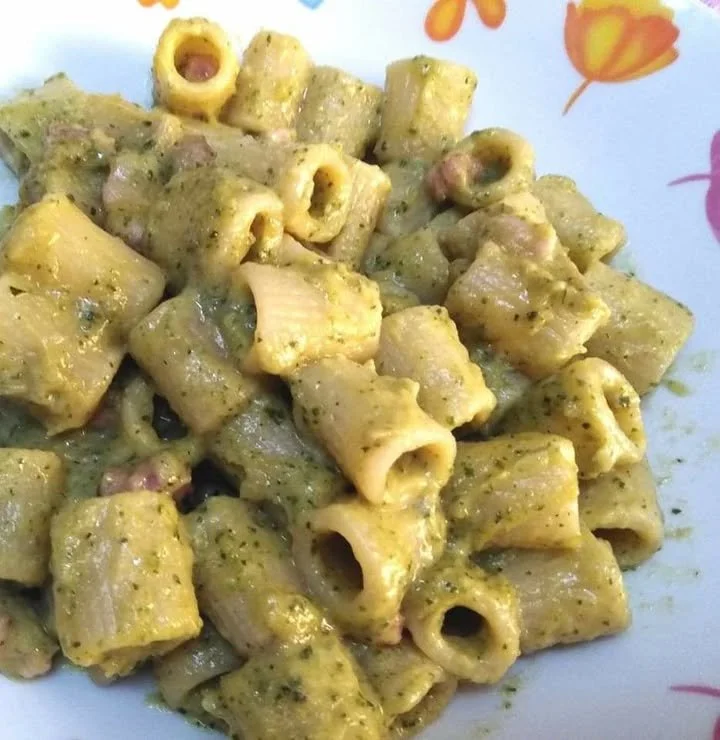 Mezze maniche con crema di zucchine, pancetta e Philadelphia