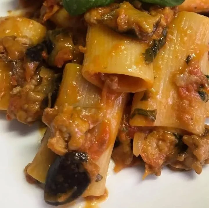 Paccheri con melanzane e salsiccia