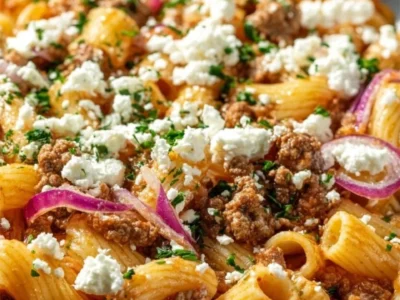 Padella veloce di pasta e carne macinata con feta
