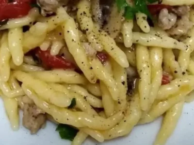 Pasta con salsiccia, funghi e pomodorini