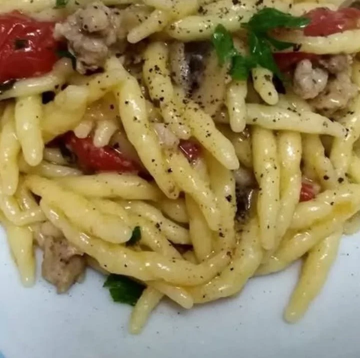 Pasta con salsiccia, funghi e pomodorini