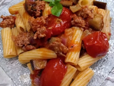 Pasta con melanzane, pomodorini e salsiccia