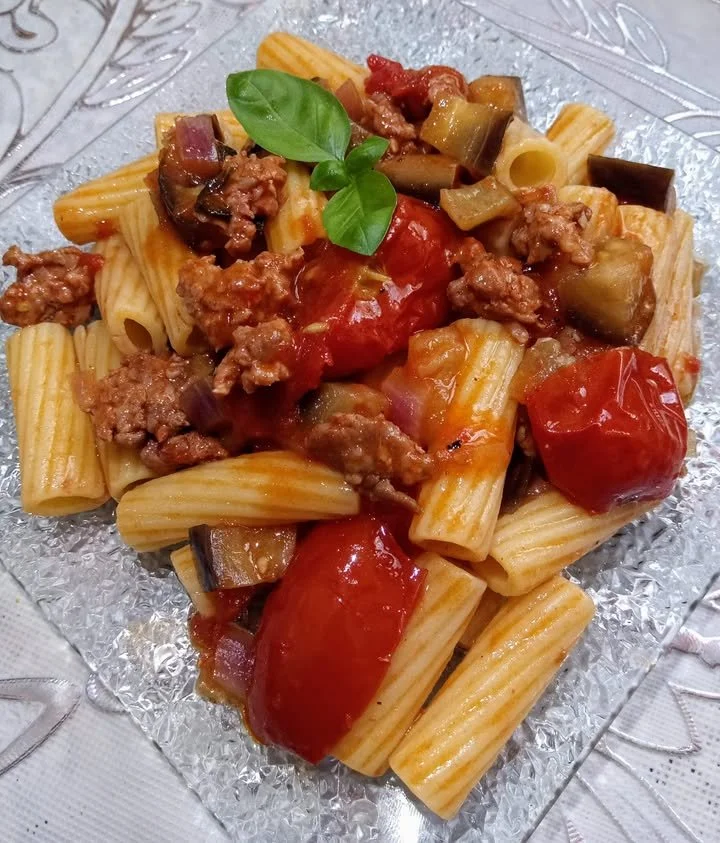 Pasta con melanzane, pomodorini e salsiccia