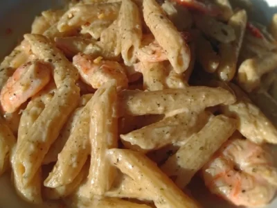 Penne rigate con crema di mandorle e gamberetti