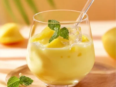 Punch di crema alle uova con ananas e spumante