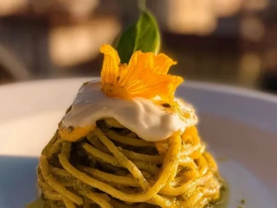 Spaghetti al pesto di fiori di zucca e crema di parmigiano 💚