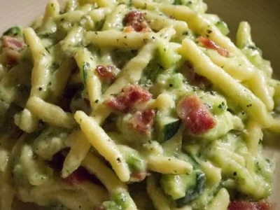 Trofie with zucchini cream and bacon