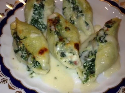 Conchiglioni ripieni con spinaci, ricotta, speck e besciamella