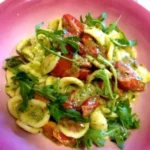 Orecchiette con pomodorini datterini e pesto di rucola