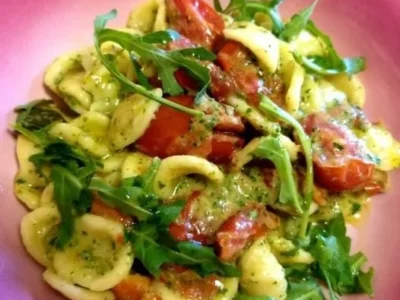 Orecchiette con pomodorini datterini e pesto di rucola
