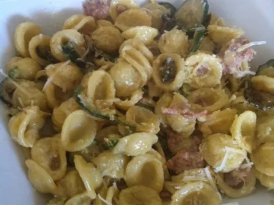 Orecchiette con zucchine saltate in padella, salsiccia e panna
