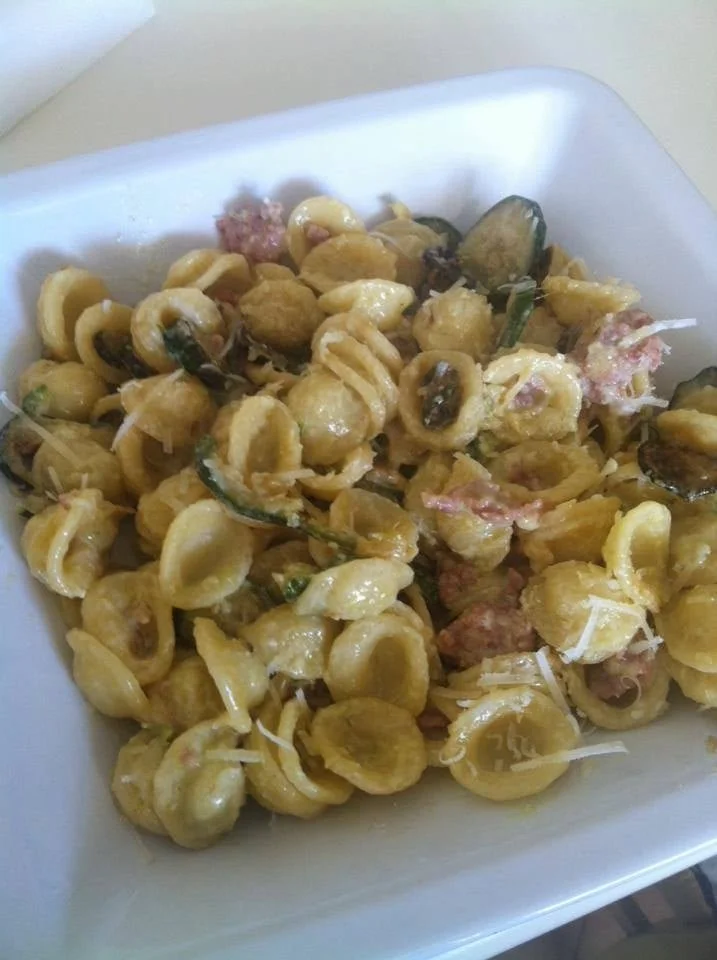 Orecchiette con zucchine saltate in padella, salsiccia e panna