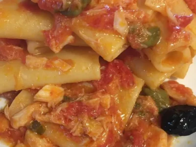 Paccheri con baccalà, olive nere e capperi