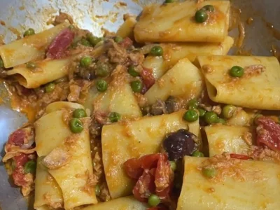 Paccheri con tonno, piselli e olive