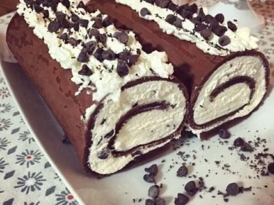 Rotolo al cacao con mascarpone, panna e gocce di cioccolato