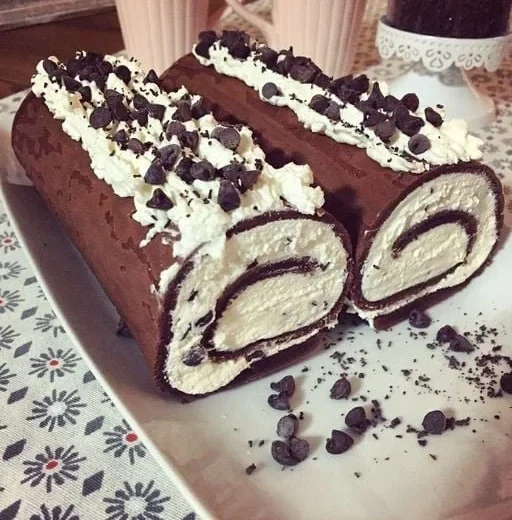 Rotolo al cacao con mascarpone, panna e gocce di cioccolato