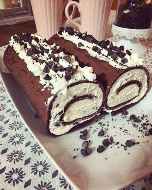 Rotolo al cacao con mascarpone, panna e gocce di cioccolato
