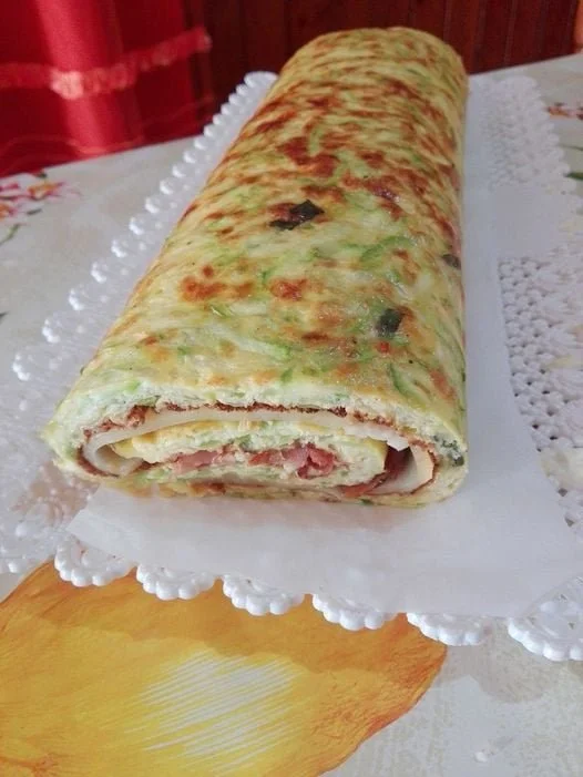 Rotolo di frittata con zucchine, speck e scamorza affumicata