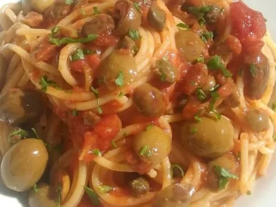 Spaghetti al pomodoro con olive e capperi