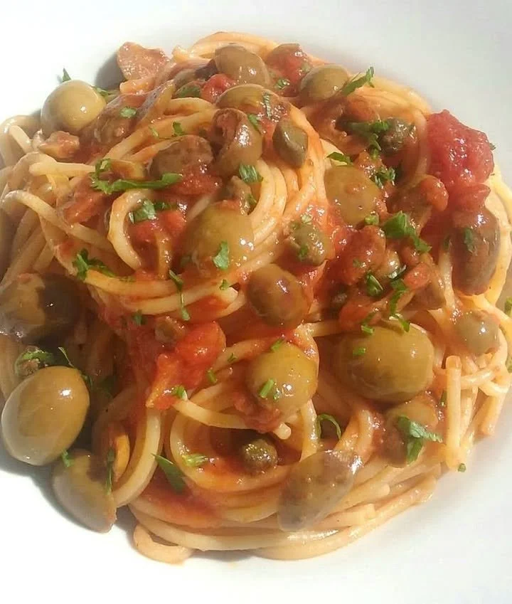 Spaghetti al pomodoro con olive e capperi