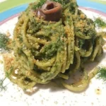Spaghetti con finocchietto, acciughe e mollica di pane tostato