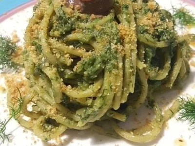 Spaghetti con finocchietto, acciughe e mollica di pane tostato
