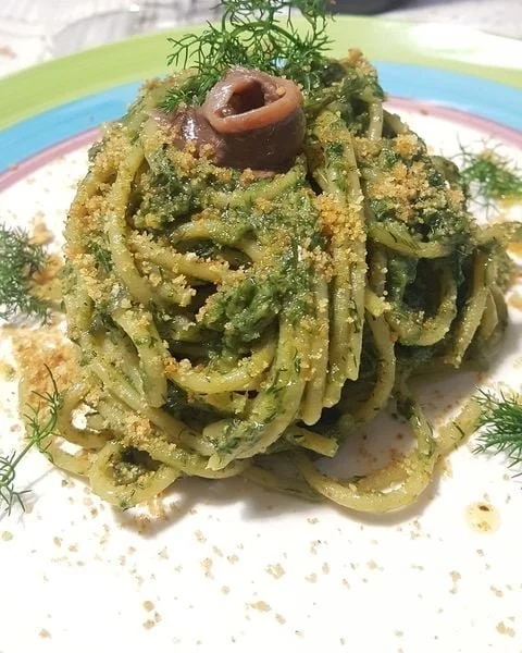 Spaghetti con finocchietto, acciughe e mollica di pane tostato