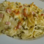 Tagliatelle al forno con prosciutto cotto e piselli