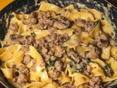 Tagliatelle al panna, funghi e salsiccia