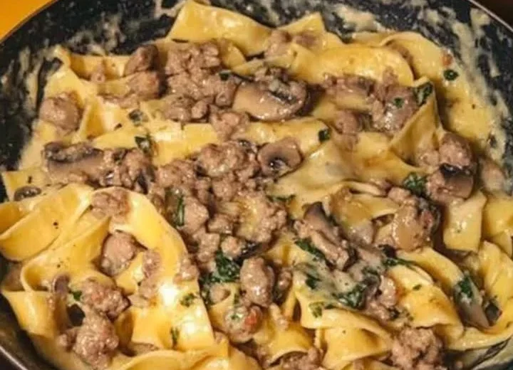 Tagliatelle al panna, funghi e salsiccia
